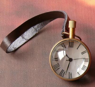 Mosiężny soczewkowy zegar w stylu retro
