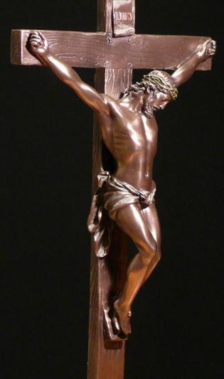 Krzyż postacią Jezusa na podstawce