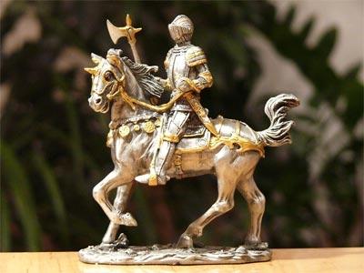 Cynowy rycerz na koniu z toporem