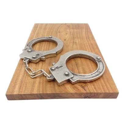 Kajdanki Na Desce Prezent Dla Policjanta Strażnika