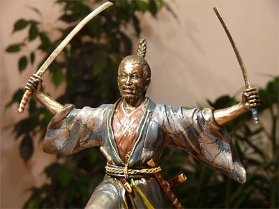 Potężny samuraj z dwoma mieczami