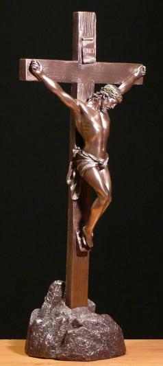 Krzyż postacią Jezusa na podstawce