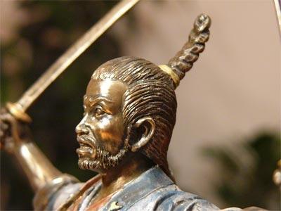 Potężny samuraj z dwoma mieczami