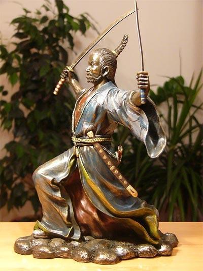 Potężny samuraj z dwoma mieczami