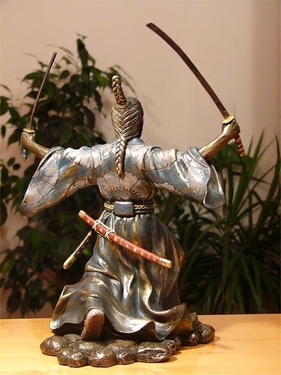 Potężny samuraj z dwoma mieczami