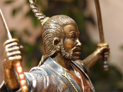 Potężny samuraj z dwoma mieczami