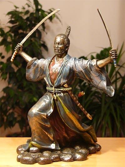 Potężny samuraj z dwoma mieczami