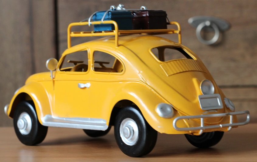 Metalowy model auto retro Garbus na Prezent Żółty