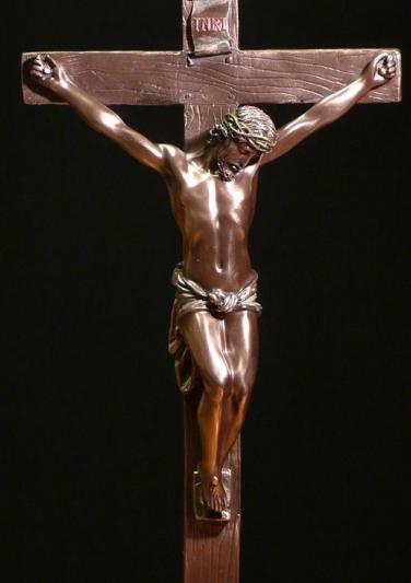 Krzyż postacią Jezusa na podstawce