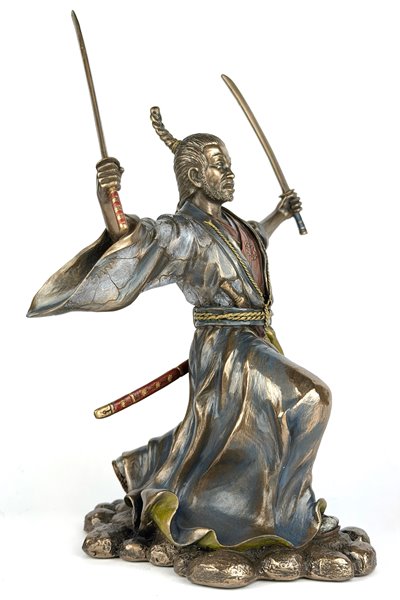 Potężny samuraj z dwoma mieczami