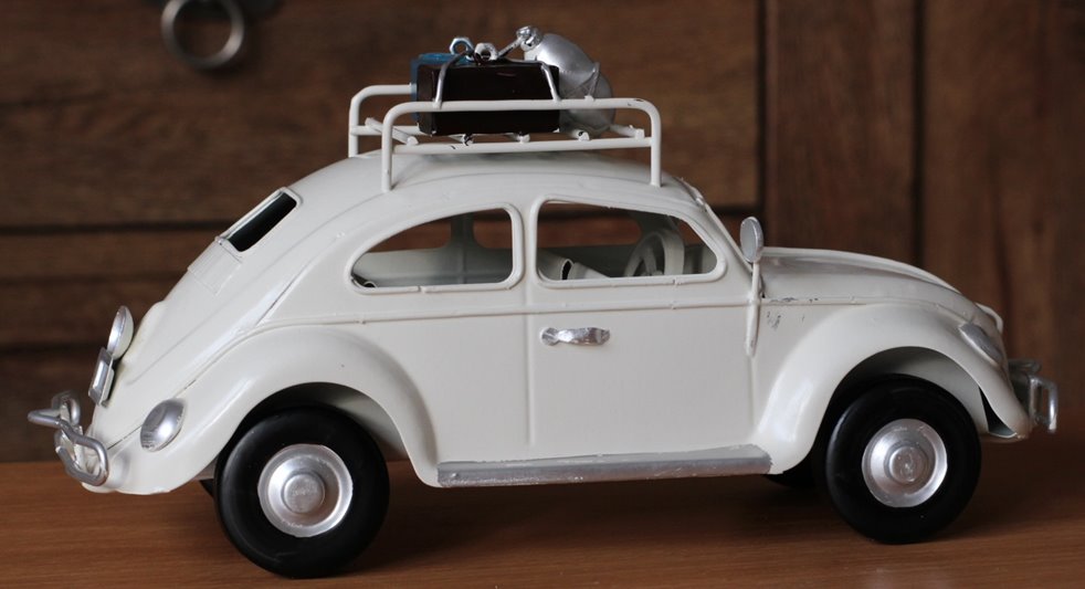 Metalowy model auto retro Garbus na Prezent Biały