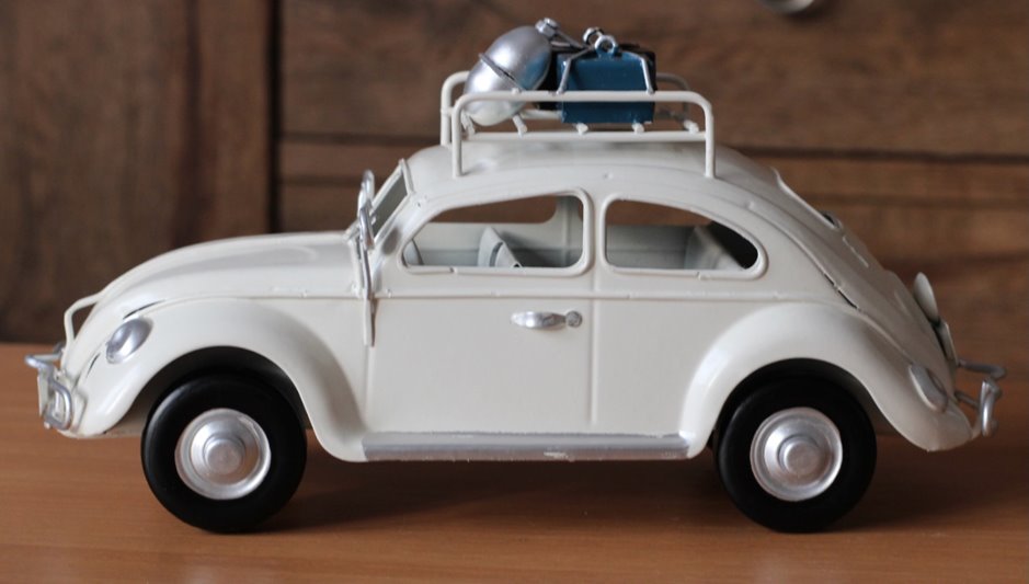 Metalowy model auto retro Garbus na Prezent Biały