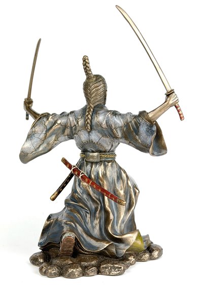 Potężny samuraj z dwoma mieczami