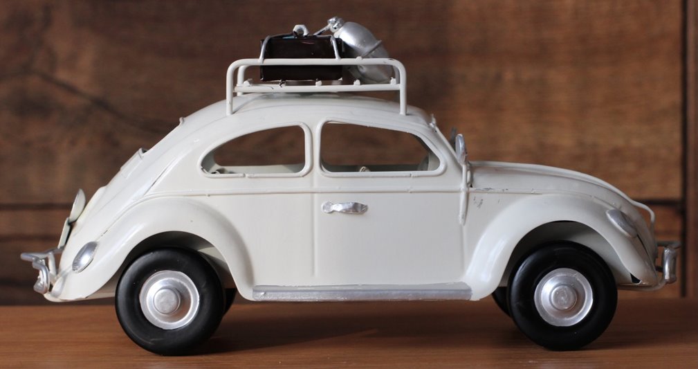 Metalowy model auto retro Garbus na Prezent Biały