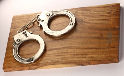 Kajdanki Na Desce Prezent Dla Policjanta Strażnika