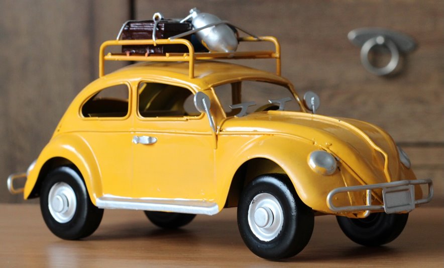 Metalowy model auto retro Garbus na Prezent Żółty