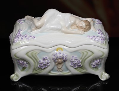 Szkatułka Leżąca Kobieta Porcelana Veronese