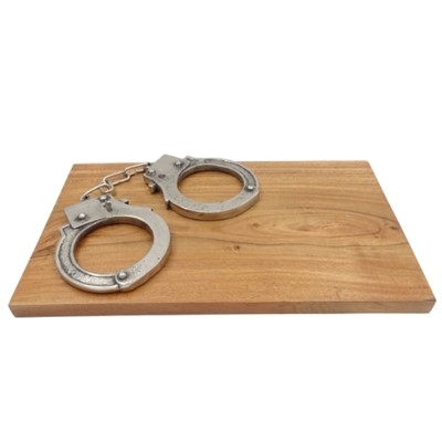 Kajdanki Na Desce Prezent Dla Policjanta Strażnika