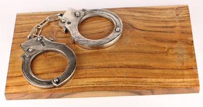 Kajdanki Na Desce Prezent Dla Policjanta Strażnika