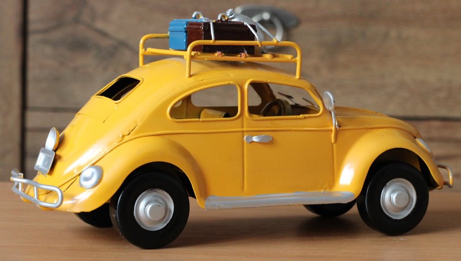 Metalowy model auto retro Garbus na Prezent Żółty