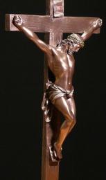 Krzyż postacią Jezusa na podstawce