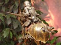 Rycerz na koniu w galopie