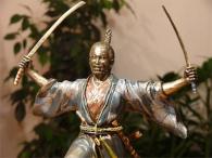 Potężny samuraj z dwoma mieczami