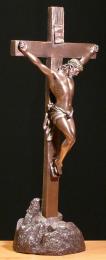 Krzyż postacią Jezusa na podstawce
