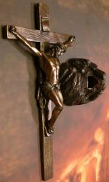 Krzyż postacią Jezusa na podstawce