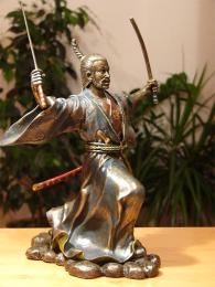 Potężny samuraj z dwoma mieczami