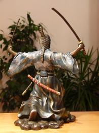 Potężny samuraj z dwoma mieczami