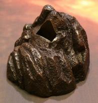 Krzyż postacią Jezusa na podstawce