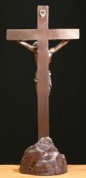 Krzyż postacią Jezusa na podstawce