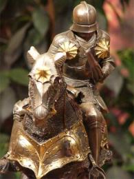 Rycerz na koniu w galopie