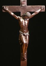 Krzyż postacią Jezusa na podstawce