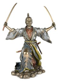 Potężny samuraj z dwoma mieczami