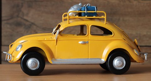 Metalowy model auto retro Garbus na Prezent Żółty