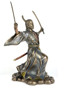 Potężny samuraj z dwoma mieczami