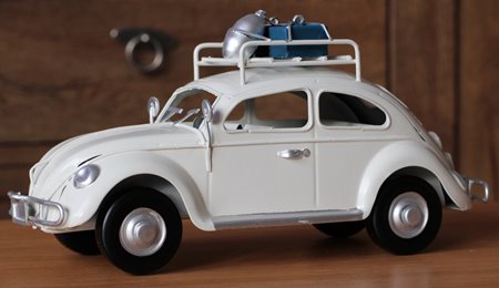 Metalowy model auto retro Garbus na Prezent Biały