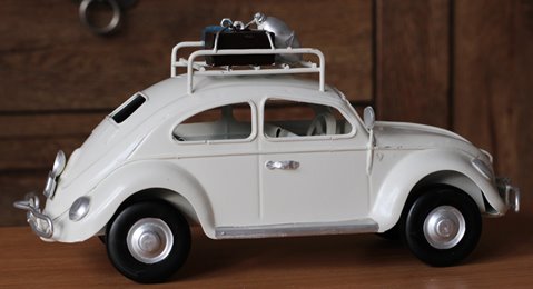 Metalowy model auto retro Garbus na Prezent Biały