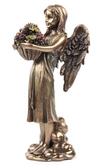 Aniołek z koszem kwiatów na prezent