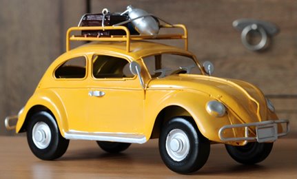 Metalowy model auto retro Garbus na Prezent Żółty