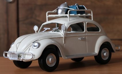 Metalowy model auto retro Garbus na Prezent Biały